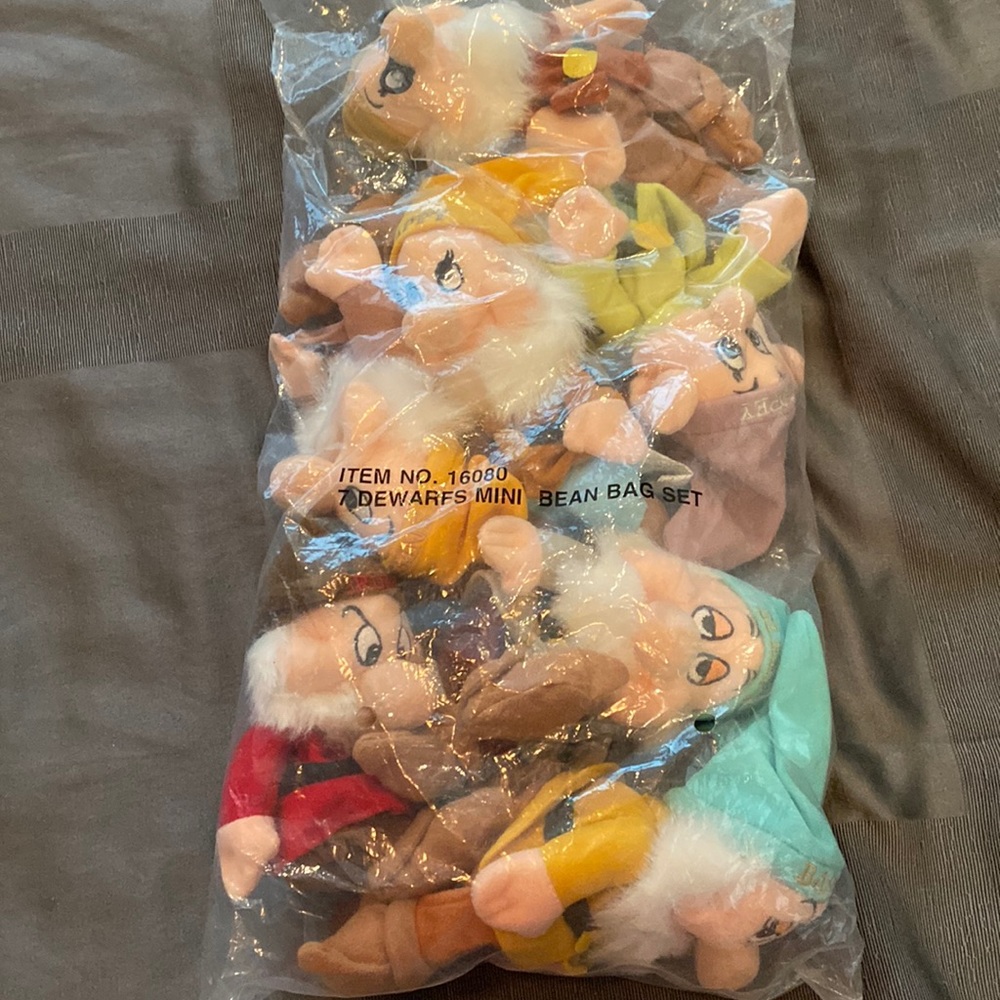 NEW Disneys 7 Dwarfs mini bean bag collection